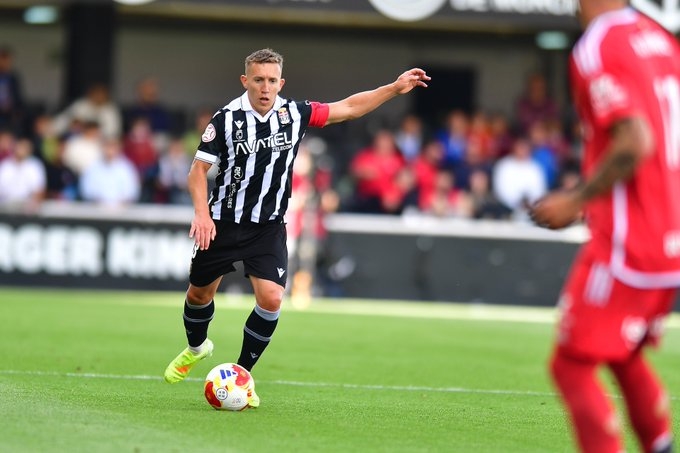 De Blasis desata la euforia en el 91 y deja al Efesé a un punto de la promoción de ascenso