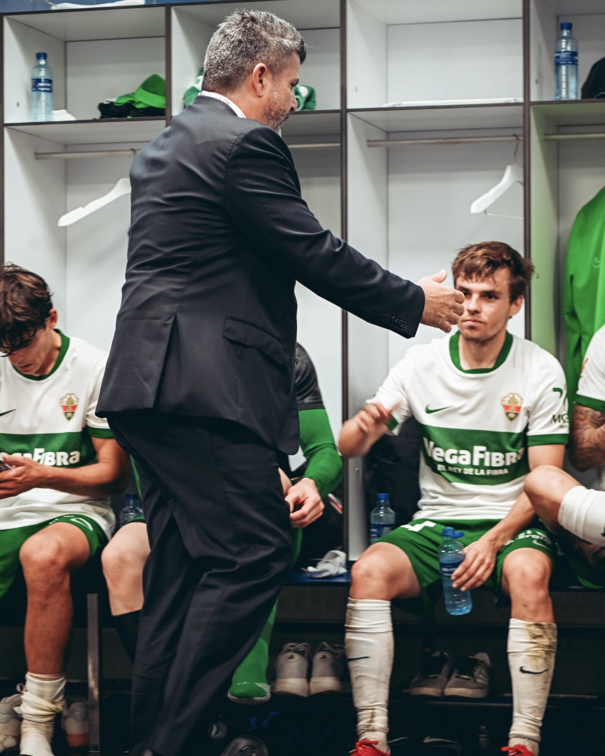 Christian Bragarnik felicita a los jugadores en el Carlos Tartiere