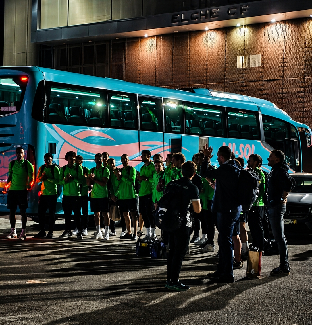 La plantilla y cuerpo técnico tras descender del autobús