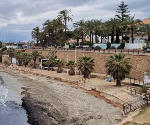 El PSOE pide explicaciones por los chiringuitos que siguen cerrados en Orihuela Costa en pleno verano