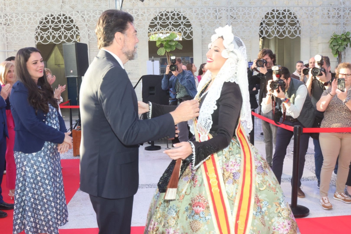 Alicante rinde homenaje a las 161 candidatas a Bellea del Foc