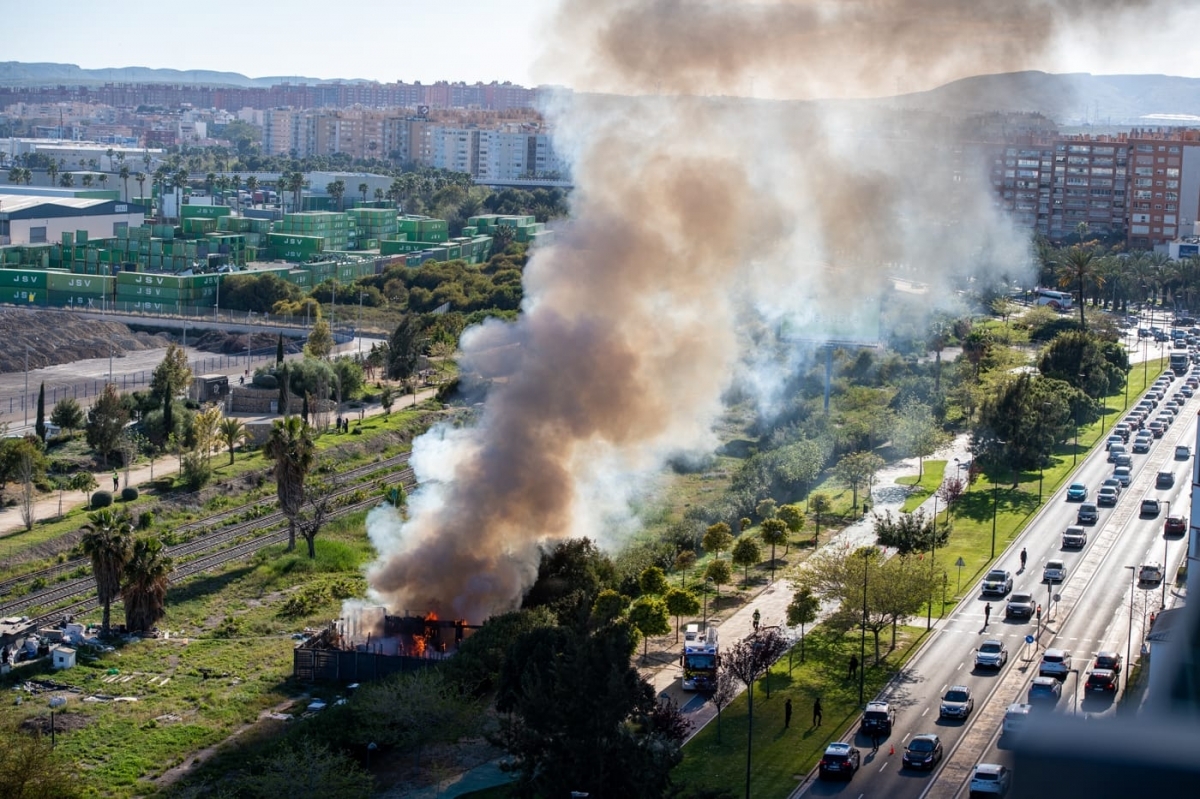 Los vecinos de Parque del Mar de Alicante vuelven a la calle por el fin de las vías de Benalúa