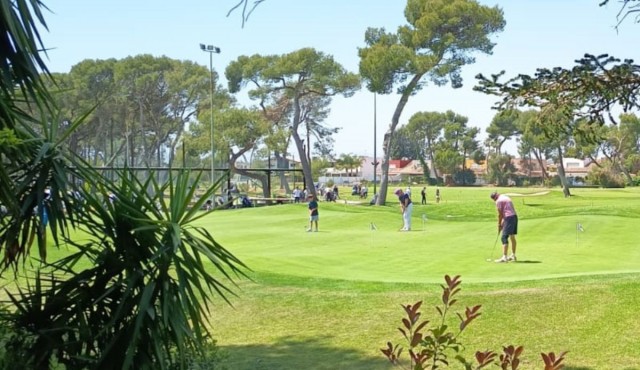 Más de 130 jugadores se reúnen en el club Costa de Azahar en el torneo solidario de golf de Cáritas