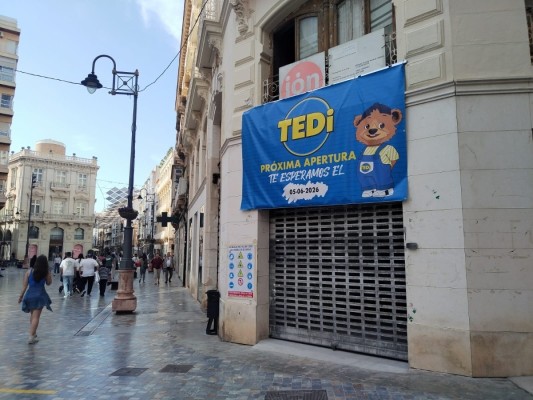 La tienda Tedi que quedó arrasada por un incendio en el centro de Cartagena volverá a abrir el 5 de junio, un año y medio después