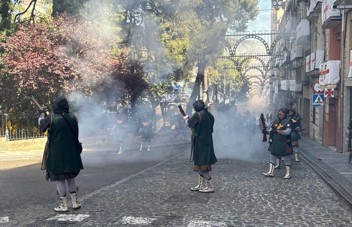 El estruendo de cerca de 3.000 kilos de pólvora despide las Fiestas de Moros y Cristianos de Alcoy