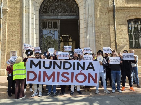 Representantes del ocio y hostelería se concentran para pedir la dimisión de Mundina por la ZAS de Russafa