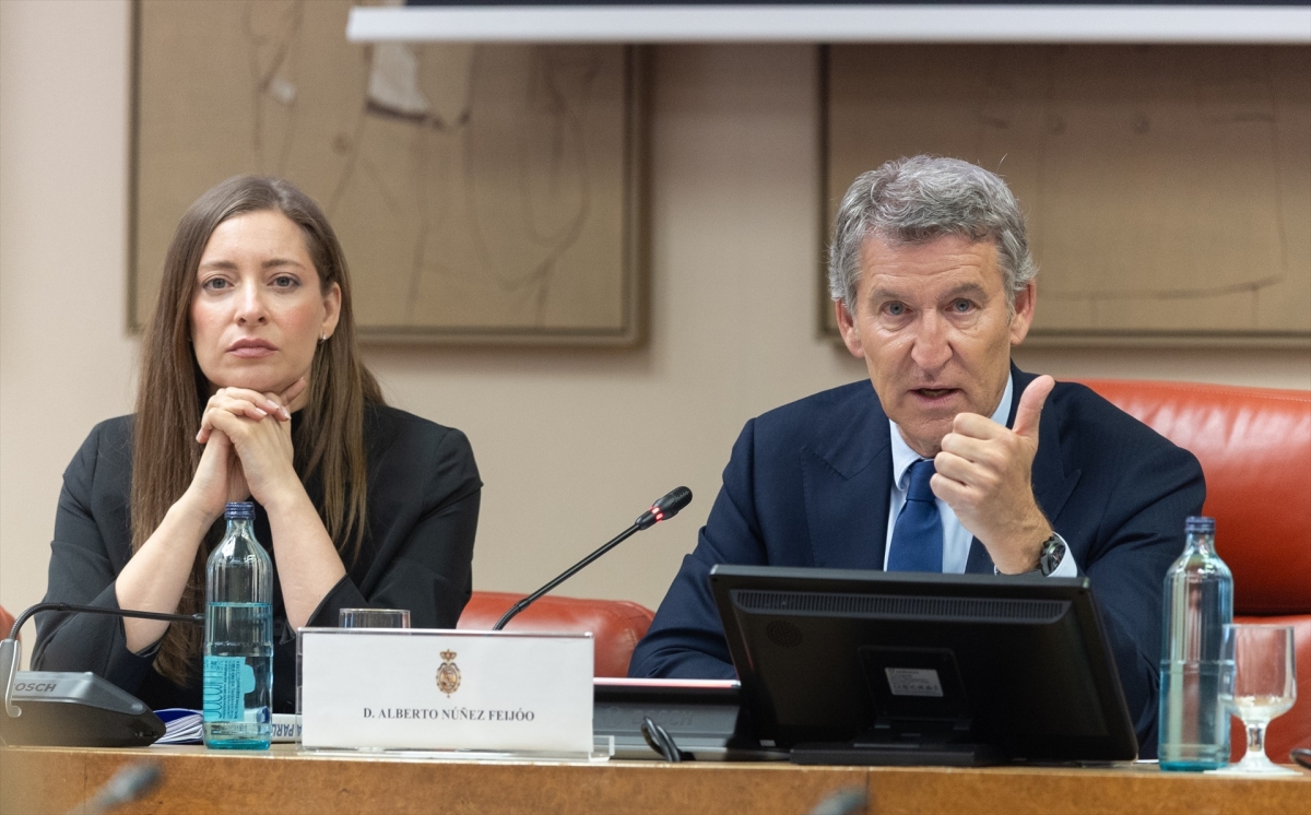 El presidente del PP, Alberto Núñez Feijóo, y la portavoz del PP en el Congreso, Ester Muñoz.