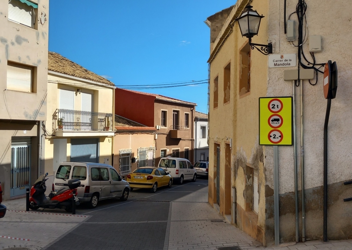 Xixona trata de 'rascar' 15 aparcamientos cambiando de lado las plazas y estacionando en batería