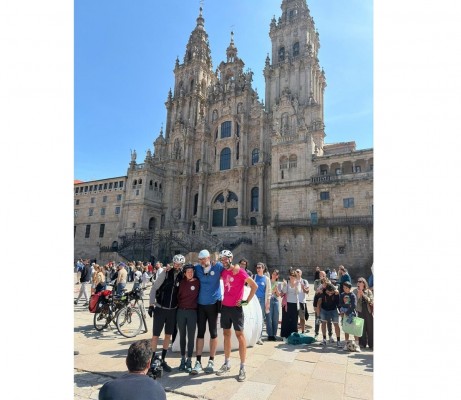 Alejandro Porto culmina el Camino de Santiago tras recorrer 650 kilómetros en bicicleta para impulsar la investigación en tumores cerebrales