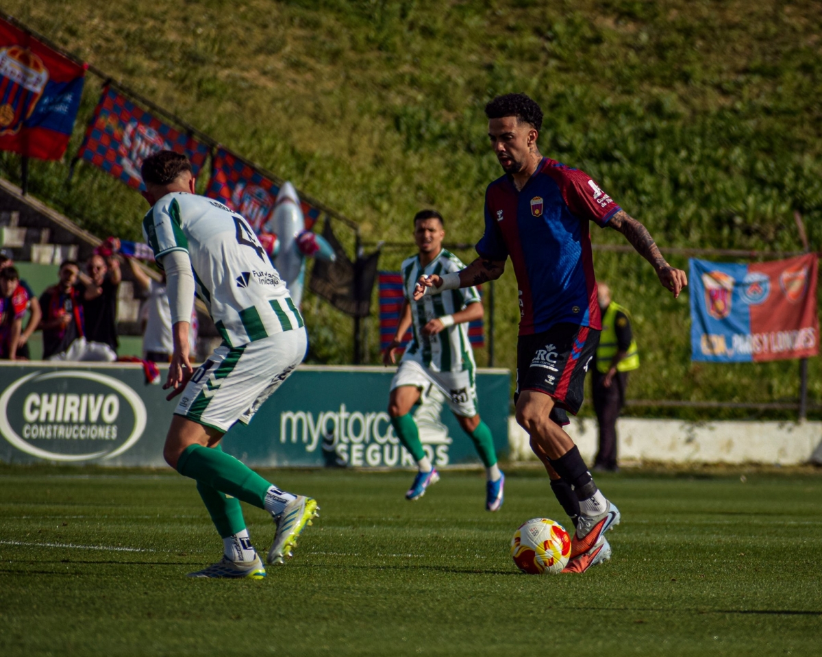 El CD Eldense tiene cuatro finales para lograr el ascenso directo
