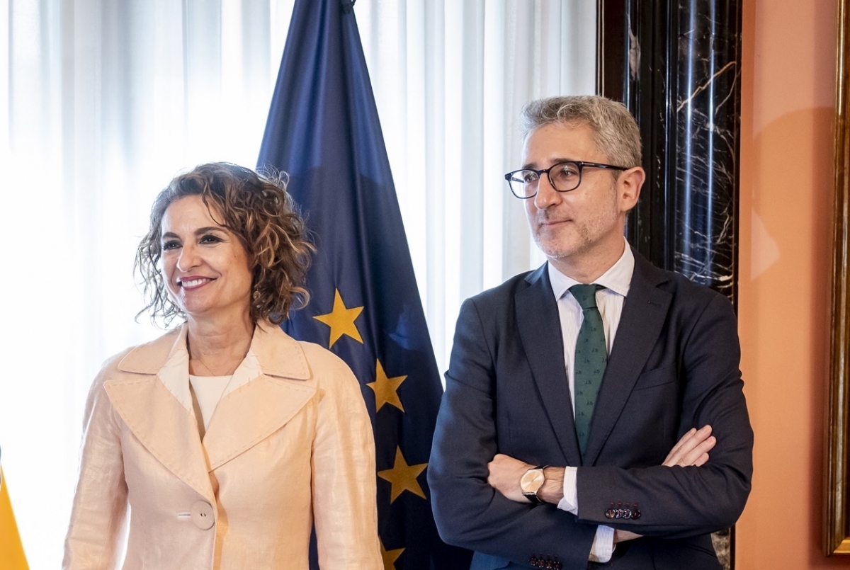 La exministra de Hacienda, María Jesús Montero, y su sucesor, Arcadi España.
