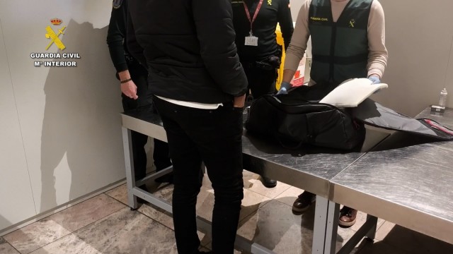 La Guardia Civil intercepta una maleta con 3,5 kilos de cocaína en el aeropuerto de Alicante-Elche