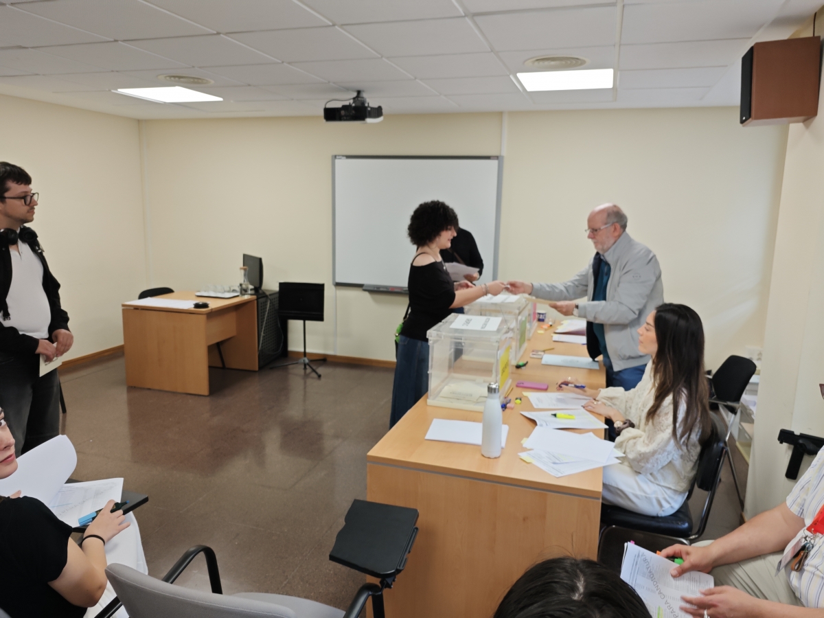 Estudiantes votan esta mañana en La Merced.