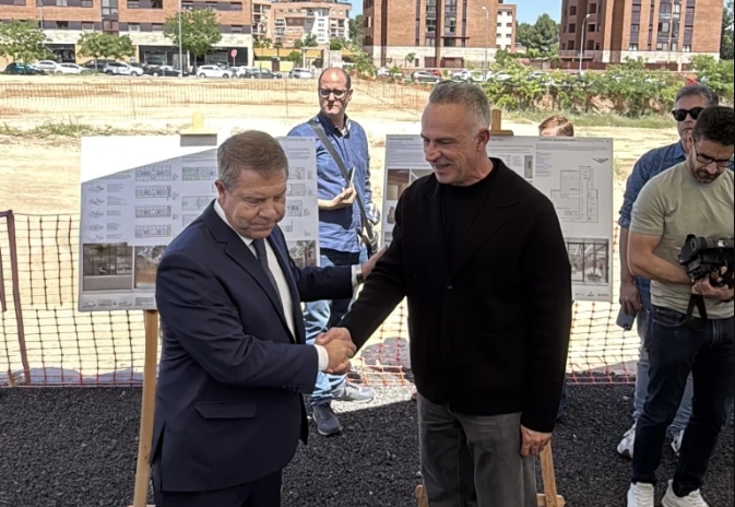 García-Page saluda a Ramón Esteve tras la presentación del complejo universitario.