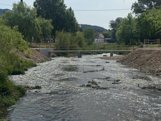 Reconstruyen la pasarela sobre el río Tuéjar de Calles, que quedó muy dañada por la Dana