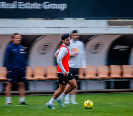 Cömert realiza una parte del entrenamiento del Valencia y Rioja se ejercita al margen