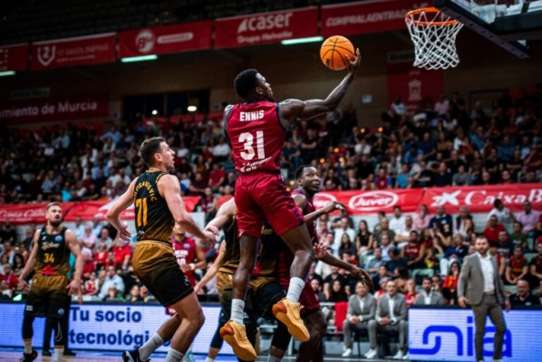 Dylan Ennis renueva con el UCAM CB hasta 2027 estando lesionado