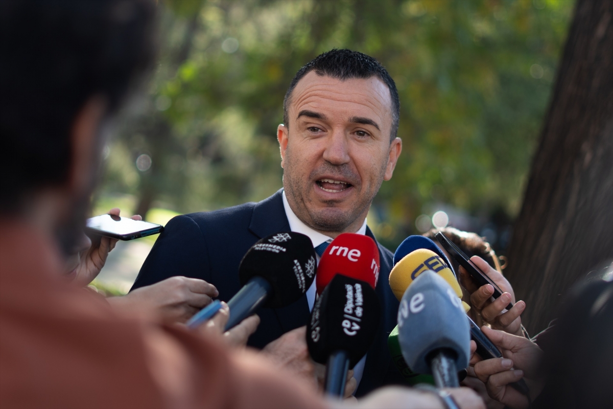 Mompó 'compra' las tesis de Vox sobre inmigración para mantener sus pactos, pero matiza la 