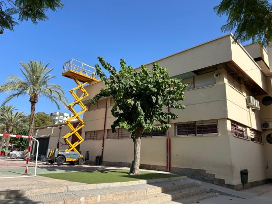 La esperada retirada de fibrocemento de tres colegios en Elche finalizará en agosto