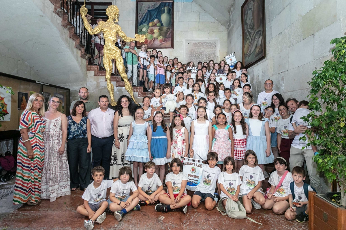 Los ganadores del concurso de Fogueres Escolars de 2025.