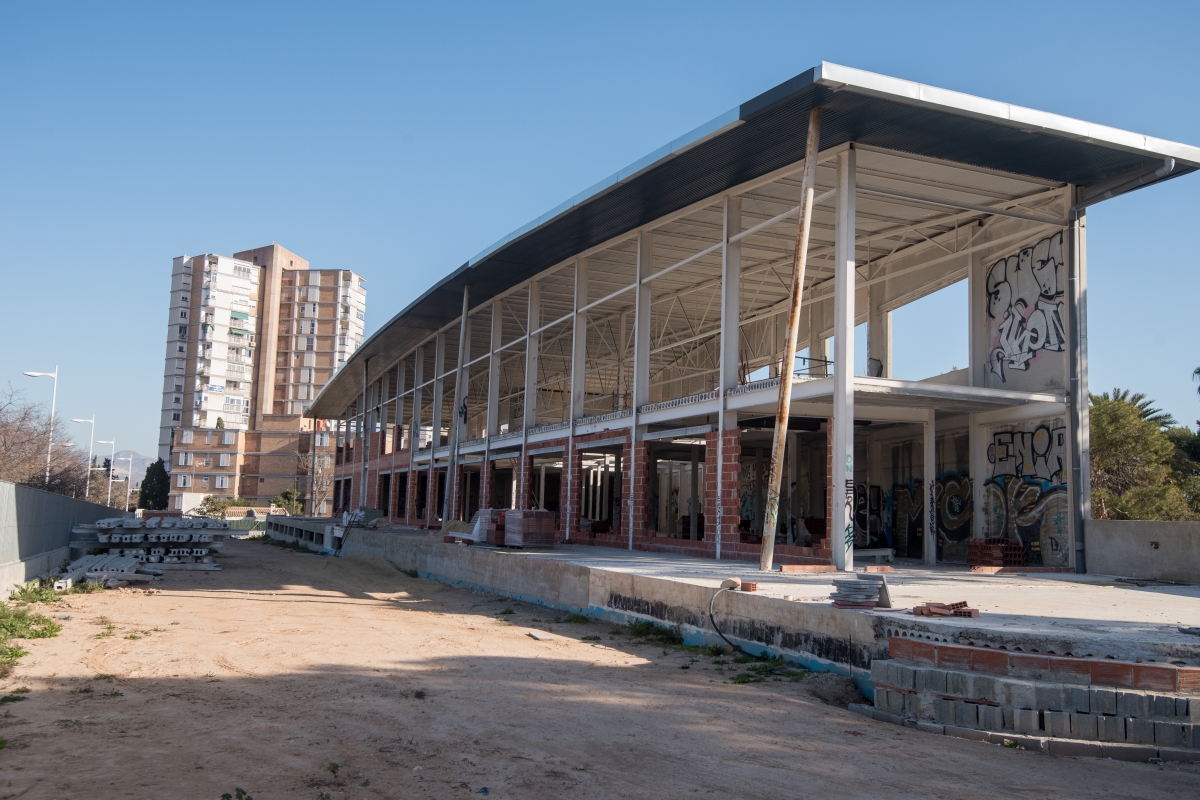 Fin al abandono: Fajovi despeja su llegada a Alicante con una mediana superficie en la avenida de Dénia