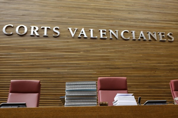 Unos 90 escolares valencianos debaten en Les Corts la importancia de la convivencia dentro y fuera de la red
