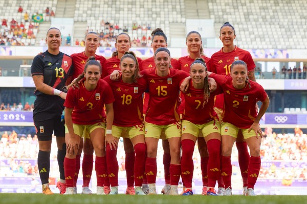 Eva Navarro se convierte en la primera futbolista olímpica de la Región tras ganar Mundial y Nations