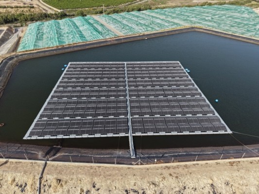 Energía 'flotante' en Mazarrón: Perichán pone en marcha una planta fotovoltaica sobre la balsa de riego de una de sus fincas