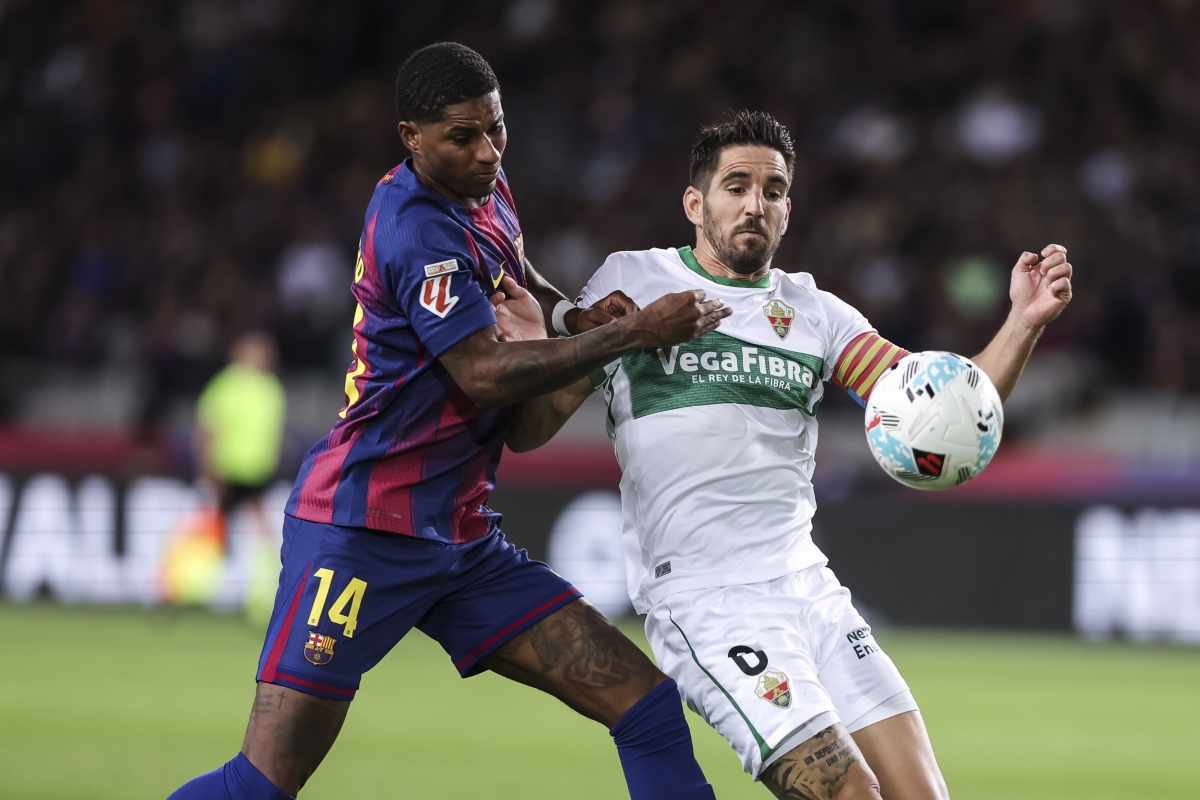 Pedro Bigas disputa un balón con Marcus Rashford en el FC Barcelona-Elche CF de la primera vuelta