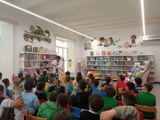 Burriana fomenta el acercamiento de los más pequeños a la Biblioteca Municipal con visitas guiadas