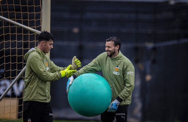 El Valencia CF, reflexionando bajo palos