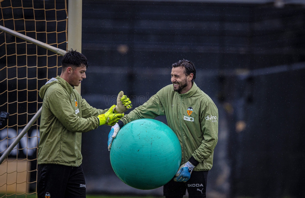El Valencia CF, reflexionando bajo palos