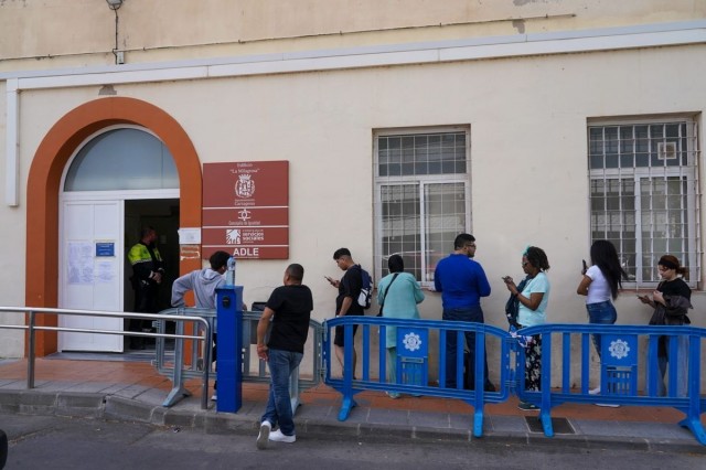 Lucas denuncia un boicot de los ayuntamientos del PP al proceso de regularización de inmigrantes en la Región de Murcia