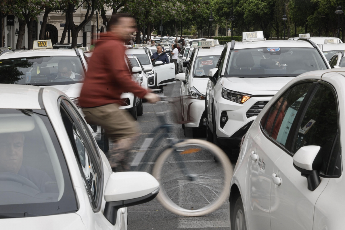 Cientos de taxis se manifiestan en València para exigir la regulación de las VTC