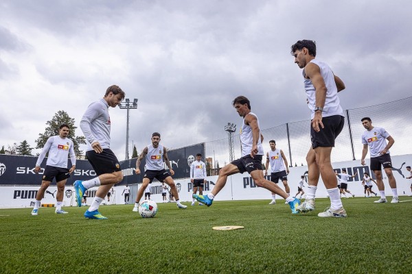 Cömert y Rioja se entrenan con normalidad en el Valencia