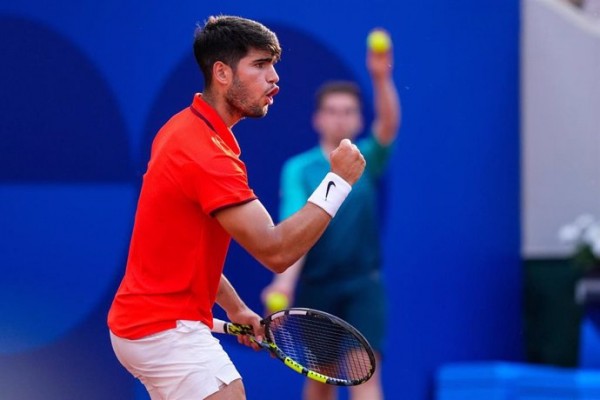 El tenista español Carlos Alcaraz barre a Safiullin y llega a cuartos de final en París 2024