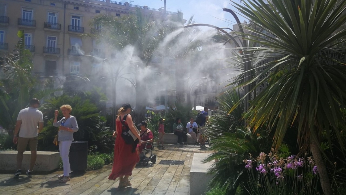 La plaza de la Reina activa el sistema de refresco mediante nebulización de agua