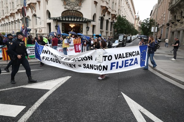 Sumar, Podemos y Compromís respaldan a interinos de la función pública que exigen fijeza laboral tras sentencias de TJUE