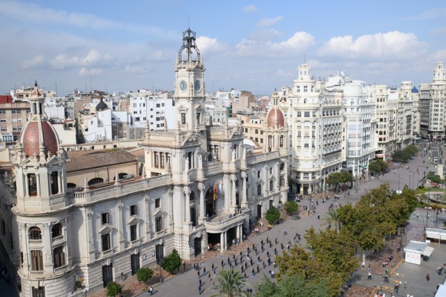 València contratará durante un año a 219 personas en paro para sus servicios municipales
