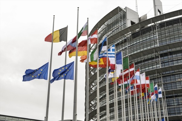 La Eurocámara pide activar antes medidas para frenar el precio del CO2 en transporte y edificios