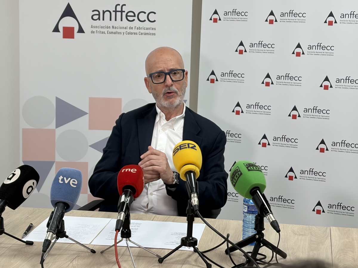 Las turbulencias internacionales golpean a las esmalteras en 2026: caen las ventas un 5% y la demanda baja en el mercado clave de Argelia