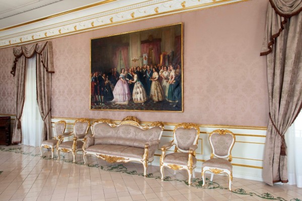 La Reina Isabel II preside la Galería Borbónica del Palacio de Cervelló