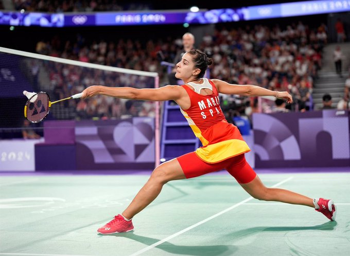 Carolina Marín arrolla a la irlandesa Rachael Darragh y sella su pase a octavos de final en París