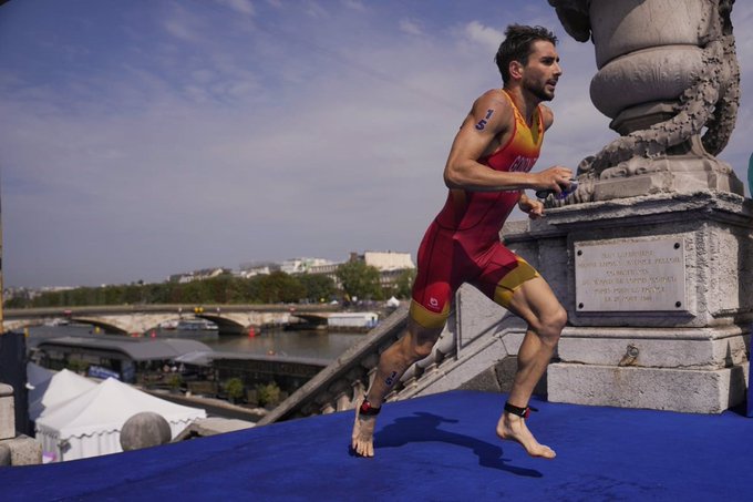 Alberto González conquista un diploma olímpico en la victoria del británico Alex Yee