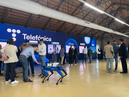 Un perro-robot 'inspector' y un robot humanoide 'cuidador', estrellas del 'Innovation Day' en Murcia