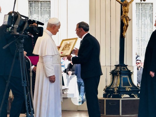 El Paso Blanco de Lorca le regala al Papa León XIV un cuadro de la Virgen de la Amargura