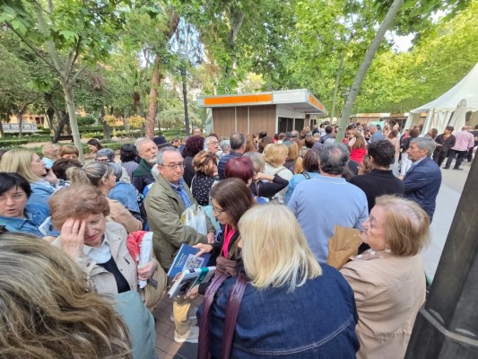 Castelló acoge la firma de 'Mamá está dormida', de Máximo Huerta, con expectación en la Feria del Libro