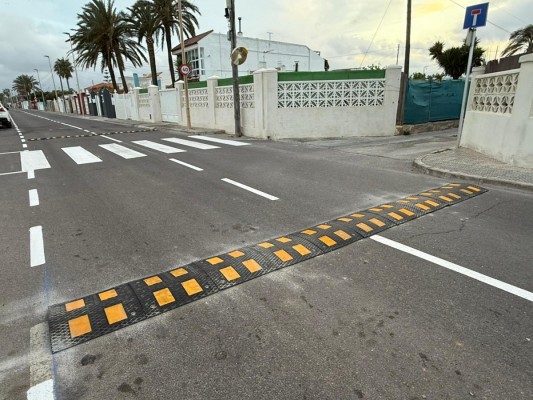 Burriana coloca badenes en el Camí Serratella para mejorar la seguridad vial y atender la demanda vecinal