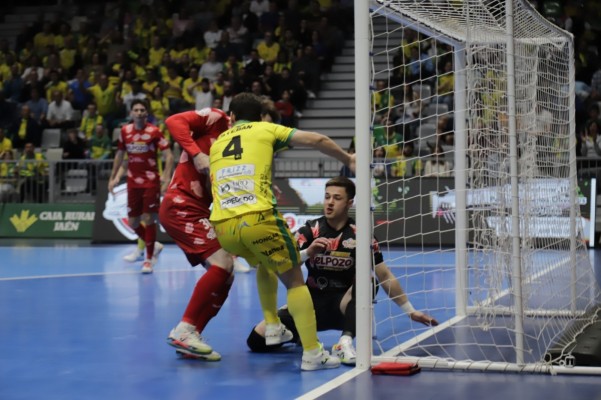 ElPozo le mantiene el pulso al Barça por el liderato gananado con un gol a tres segundos del final