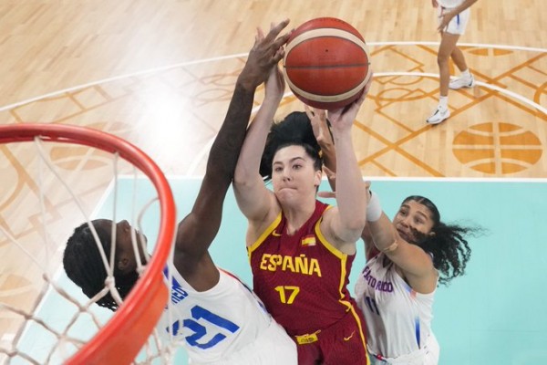 España sobrevive ante Puerto Rico con dos tiros libres de Laura Gil y estará en cuartos de final